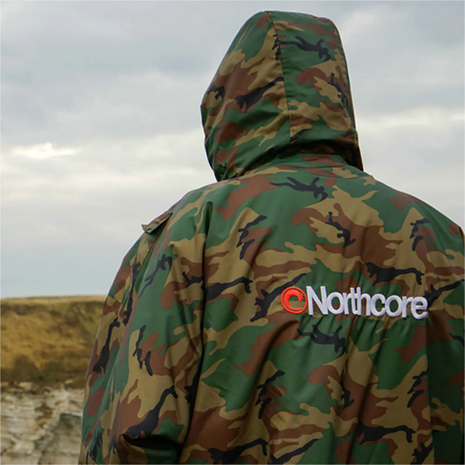 2026 Northcore Beach Basha Sport Long Sleeve Changing Robe NOCO24N - Camo